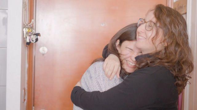 Connie Achurra acude al llamado de una suegra preocupada por la alimentación de su nuera e hija.