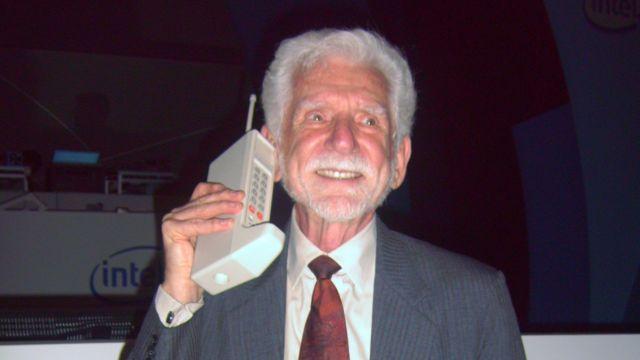 Martin Cooper, ingeniero estadounidense fue quien predijo que el dispositivo móvil del futuro será un implante