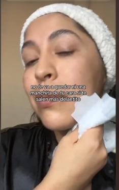 ¡Se llenó de críticas! Joven impacta al recomendar limpiarse la cara con un pañal orinado