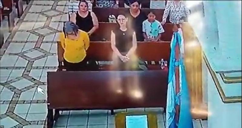 Madre e hija roban en plena misa: video captó momento exacto