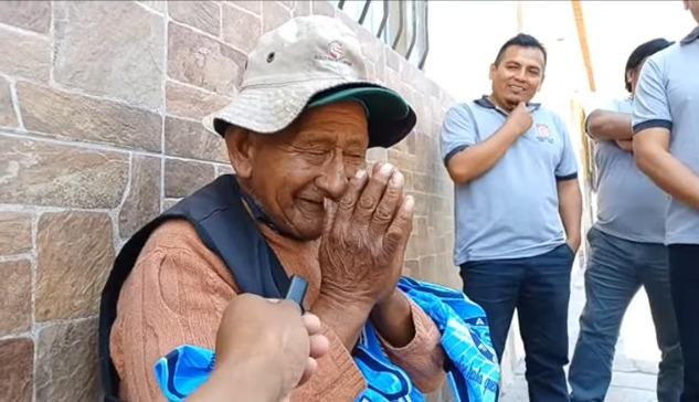 Exalumnos regresaron a su colegio tras 25 años para entregar importante apoyo a vendedor que les fiaba