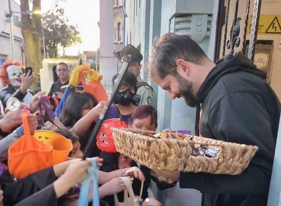“Llegaron los vecinos”: Presidente Gabriel Boric celebró Halloween en su hogar