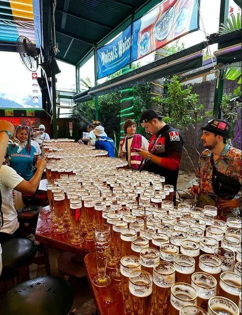 ¡Salud! Alemanes rompen récord al beber más de mil cervezas en menos de tres horas