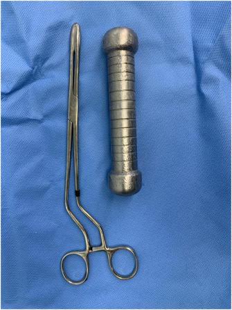 No quería cooperar: encuentran mancuerna de dos kilos en cuerpo de hombre que alegaba dolor de estómago