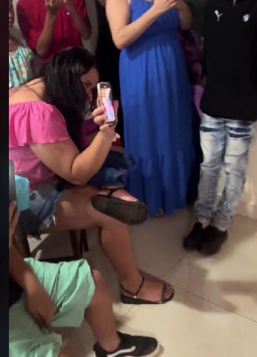 Mujer casada con muñeco de trapo realizó fiesta de revelación de género