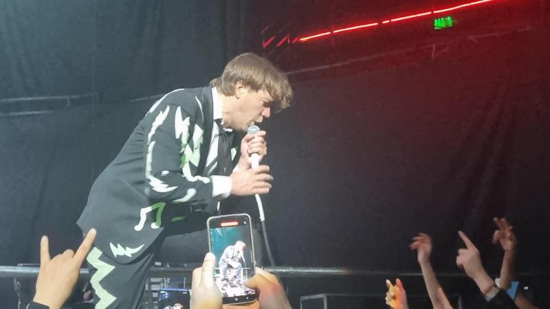 Pelle Almqvist cantando al lado del público