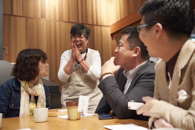 Hubo una equivocación pero todos se ríen y dejan pasar la situación