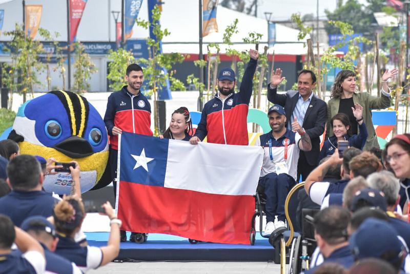 El Presidente de la República, Gabriel Boric, participa de la ceremonia de entrega de la bandera a deportistas del Team Para Chile.