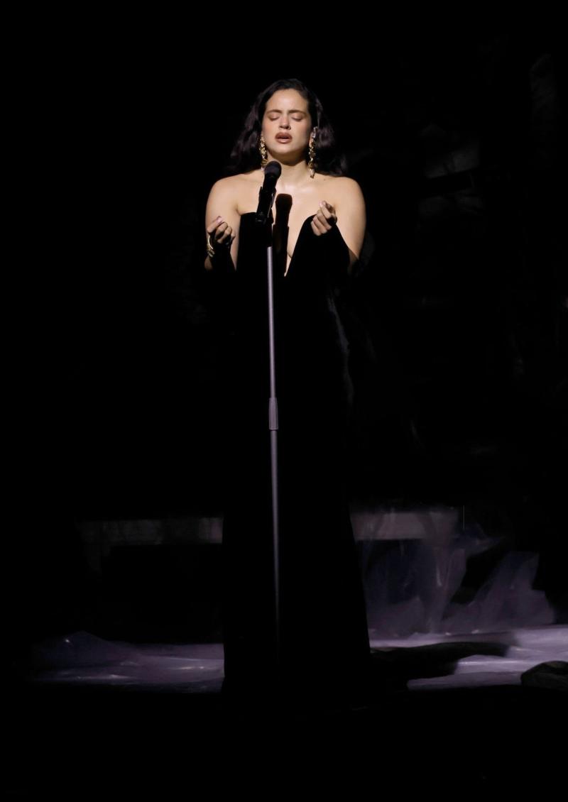 Rosalía cantó ‘Se nos rompió el amor’ frente a Rauw Alejandro y generó ola de reacciones en redes