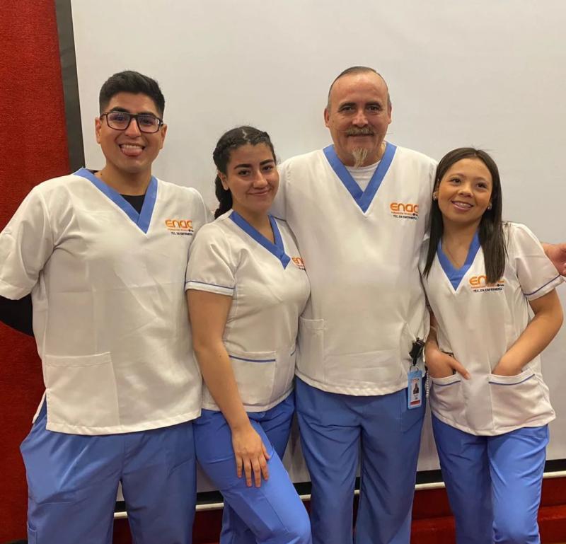 Paul Vásquez comparte la primera imagen posando con su uniforme de Técnico en Enfermería