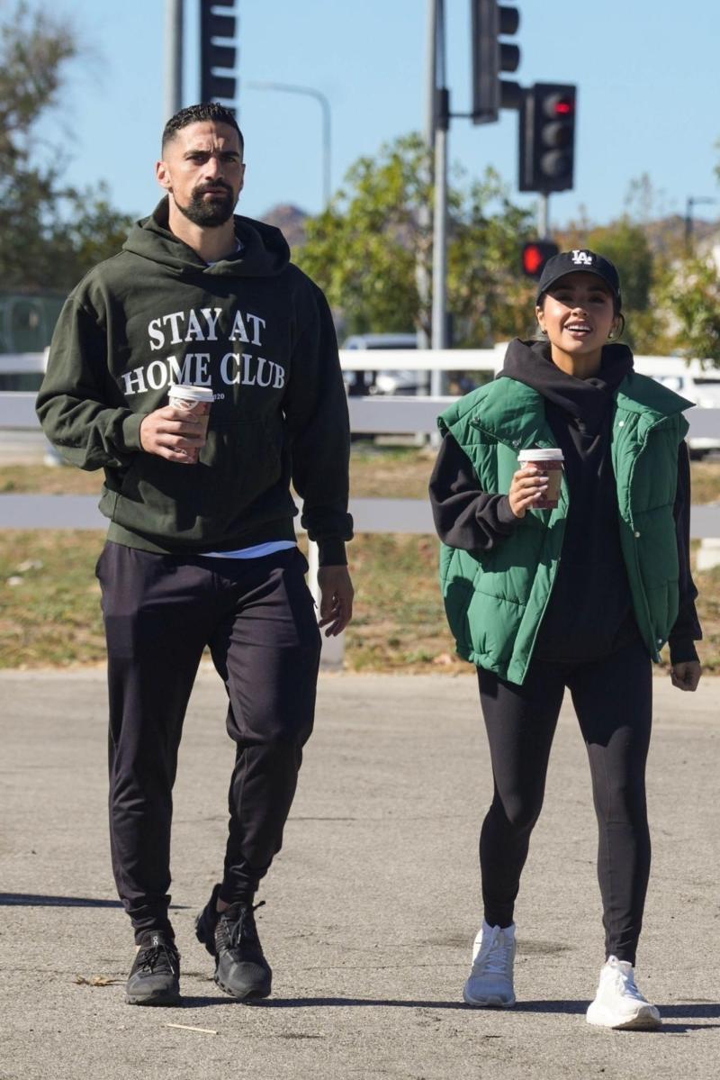 Becky G y Sebastián Lletget - Revista People
