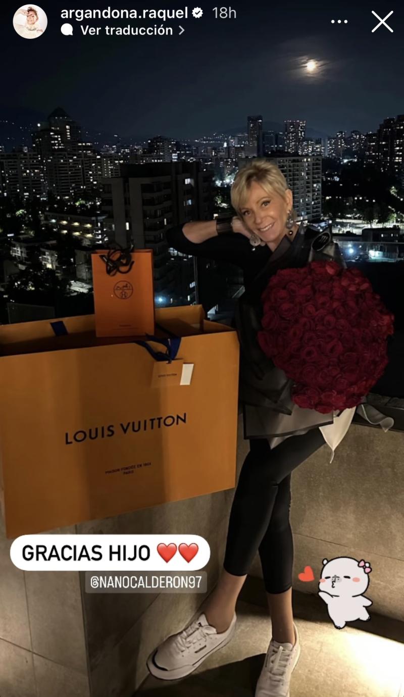 Raquel Argandoña muestra los obsequios de su hijo previo a su cumpleaños número 66