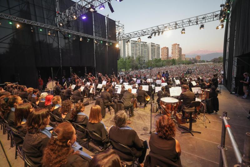 Orquesta Sinfónica Nacional y Coro Sinfónico de la U. de Chile presentarán “Carmina Burana” gratis y al aire libre