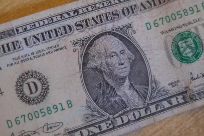 Sigue el descenso del dólar