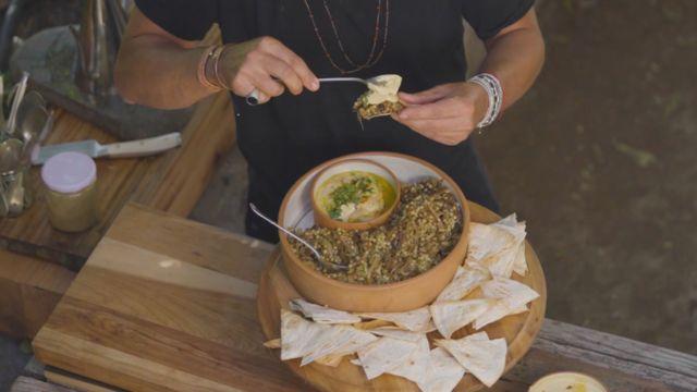 Ensalada de lentejas y cebolla dorada con hummus, especial para un picoteo saludable