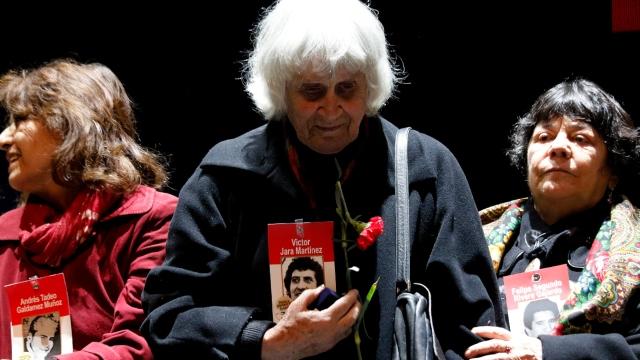Joan Jara conmemorando a su esposo, Víctor Jara