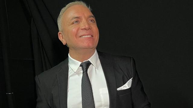 Lucho Jara posando para sus redes sociales