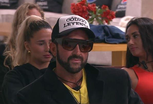 Arturo Longton mira a Shirley Arica - Tierra Brava