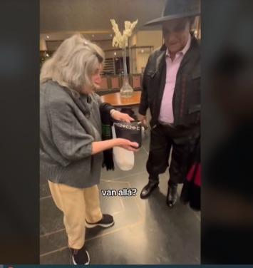 ¡Emocionaron hasta las lágrimas! Jóvenes sorprendieron a su abuelita llevándola al concierto de su ídolo