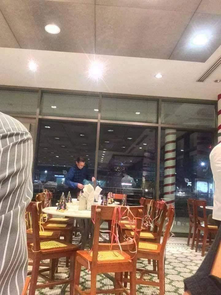 Hombre reservó mesas en restaurante para celebrar su cumpleaños: no llegó ningún invitado