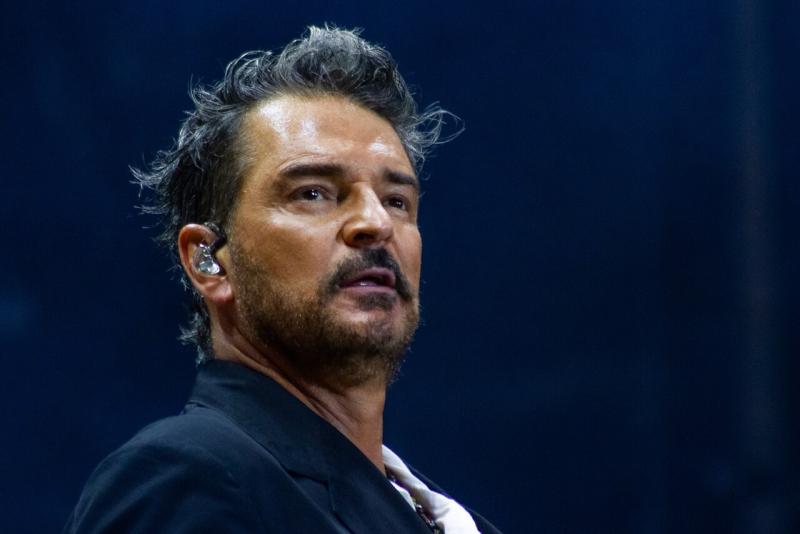 Ricardo Arjona explica el tamaño de su trasero en pleno concierto en Chile