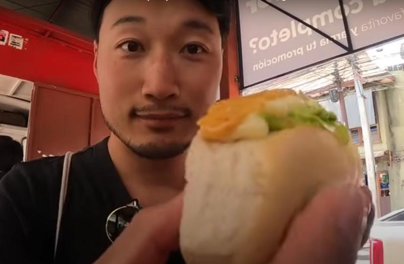 Joven japonés quedó fascinado con los completos mojados de Talca