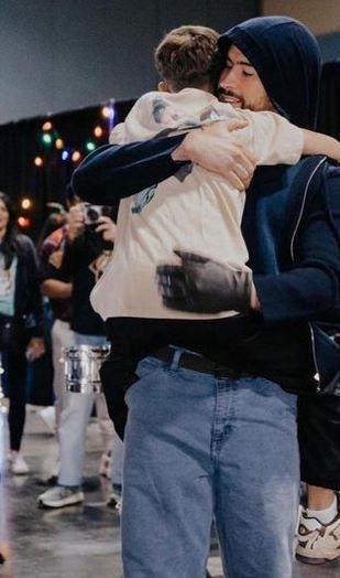 ¡Feliz Navidad! Bad Bunny entregó regalos a miles de niños