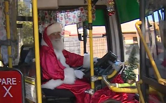 ¡Llegó antes de medianoche! Encontraron al Viejito Pascuero manejando una micro en Santiago