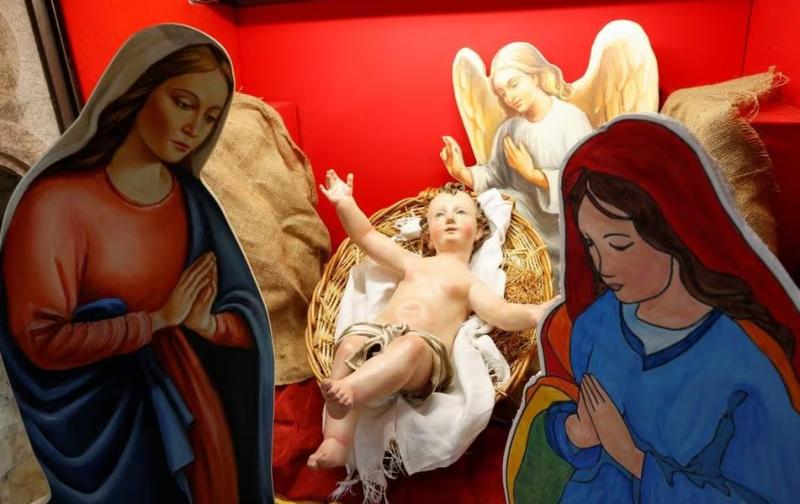 “Peligroso, además de vergonzoso”: Pesebre con dos madres provoca la furia de los italianos