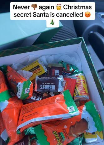 “Se cancela el amigo secreto”: Jugó al amigo secreto y terminó indignado por su regalo