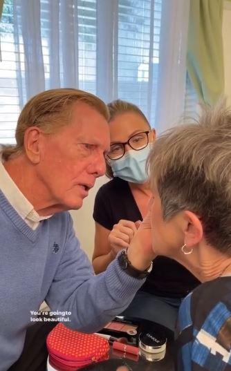 Amor verdadero: Adulto mayor contrató a un especialista para aprender a maquillar a su esposa