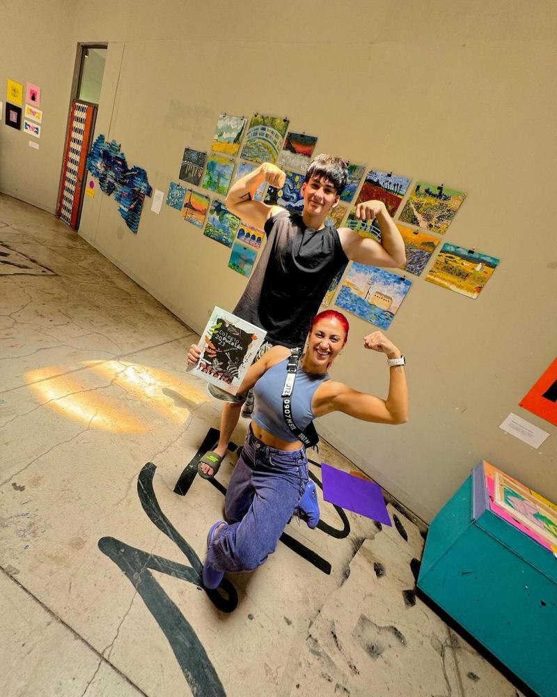 Karen Bejarano celebra logro escolar de su hijo