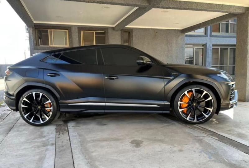 Cris MJ compra un Lamborghini Urus