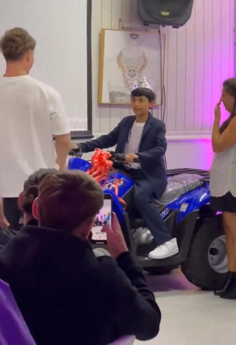 Hijo de Pincoya feliz con regalo de Raimundo Cerda