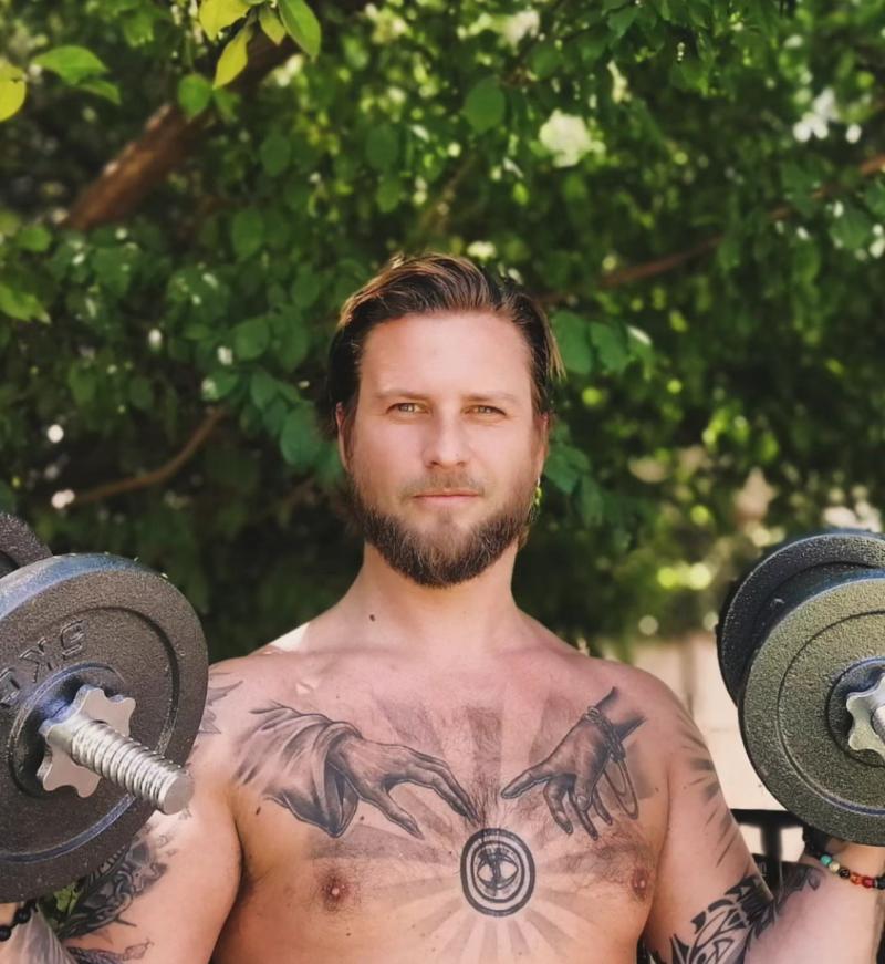 Jean Philippe Cretton genera debate por su cuerpo tatuado