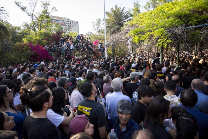 Los Tres sorprenden con nueva versión en vivo de "Gato por liebre" grabada en Concepción