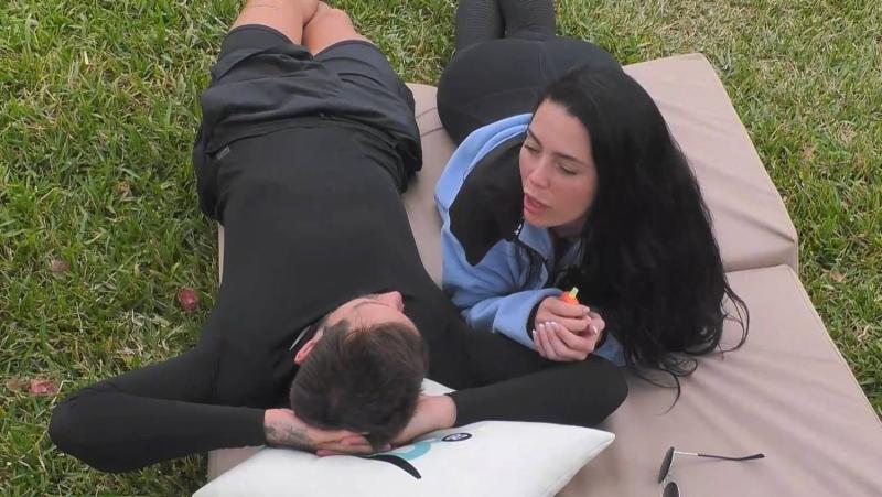 Daniela Aránguiz y Luis Mateucci conversan en el pasto