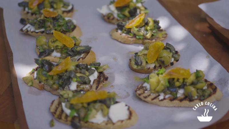 Bruchetas con yema curada