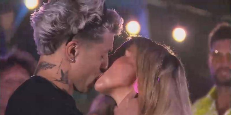 Beso de Guarén y Nicolás Solabarrieta en Tierra Brava