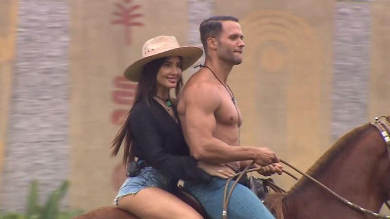 Fran Undurraga llegando a Tierra Brava junto a Fabio