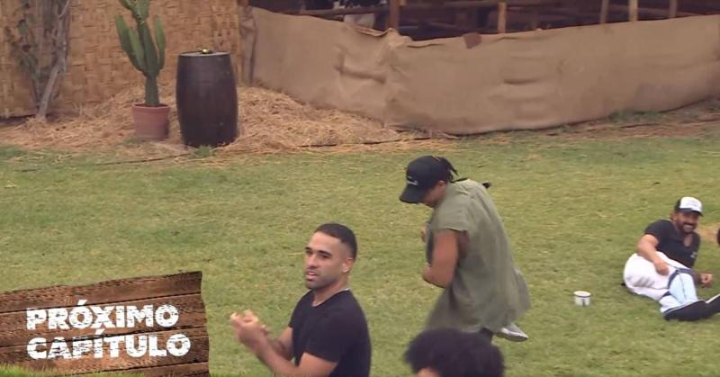 Arturo Longton acostado y viendo cómo Pamela Díaz y los demás bailan en Tierra Brava