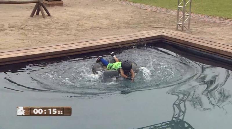 Miguelito nadando en competencia de Tierra Brava