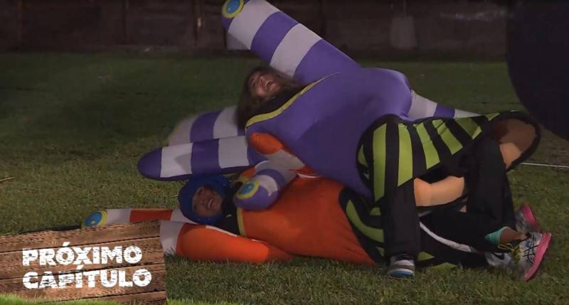 Pamela Díaz y Chama ríen en el suelo