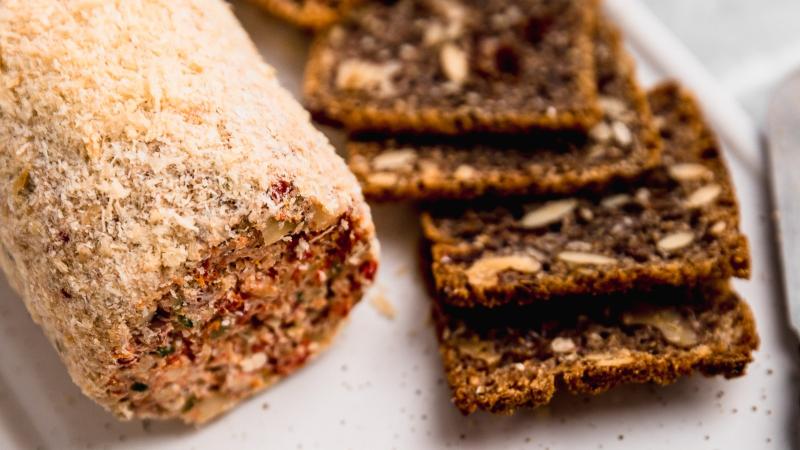 Rollito de queso crema con tomate deshidratado