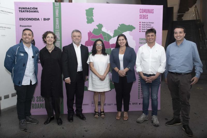 Foto izquierda a derecha: Jonathan Opazo, alcalde de Lampa; Cecilia Puga, directora del Museo Chileno de Arte Precolombino; René Muga, Vicepresidente de Asuntos Corporativos de BHP Minerals Americas; Carmen Romero Quero, directora general de Fundación Teatro a Mil; Karina Delfino, alcaldesa de Quinta Normal; Miguel Araya, alcalde de Buin e Italo Bravo, alcalde de Pudahuel