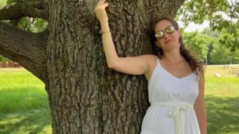 Mujer de 45 años asegura que tiene una relación "erótica" con un árbol