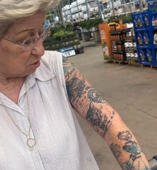Adulta mayor sorprende al mostrar sus tatuajes: “está al revés porque es sólo para mí”