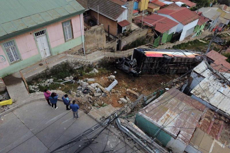 Bus desbarrancó en Valparaíso con turistas de Santiago - ATON Chile
