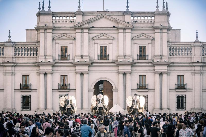 Pasacalles tres elefantes en La Moneda