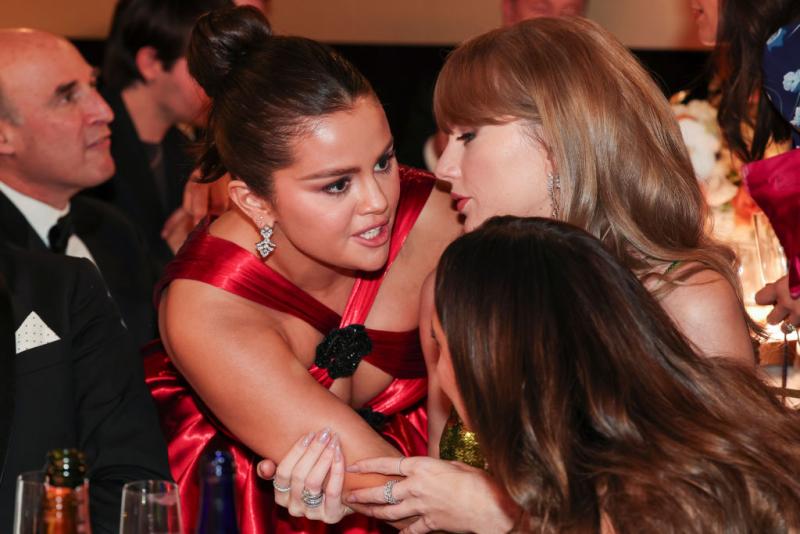 Selena Gomez, Taylor Swift y Keleigh Teller en los Globos de Oro